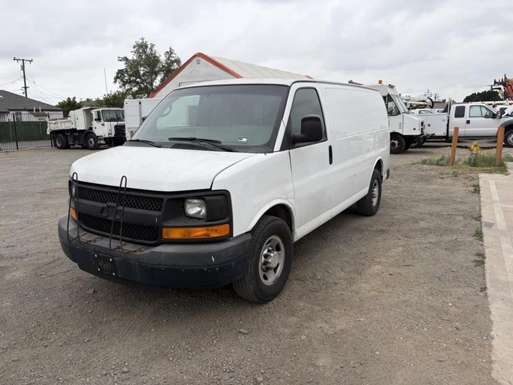 2014-chevrolet-express-3500-image-1