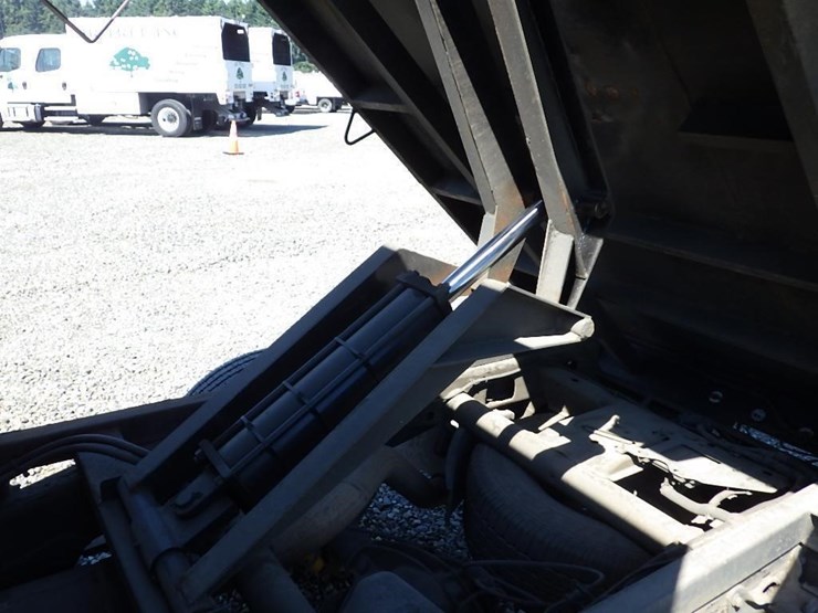 2013-chevrolet-3500hd-image-11