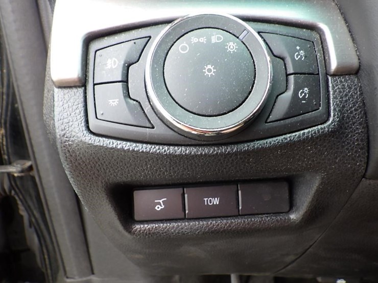 2016-ford-explorer-image-25