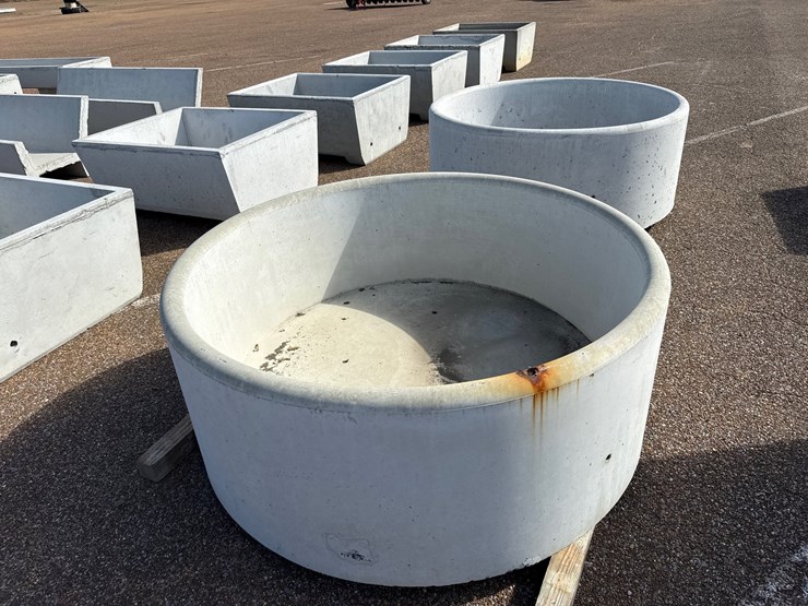 #9471-•-300-gal-round-conrete-water-trough-image-3