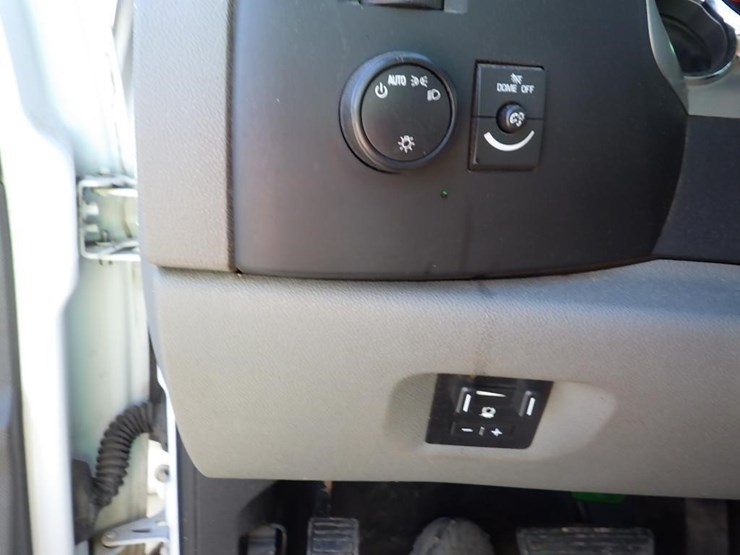2013-chevrolet-3500hd-image-24