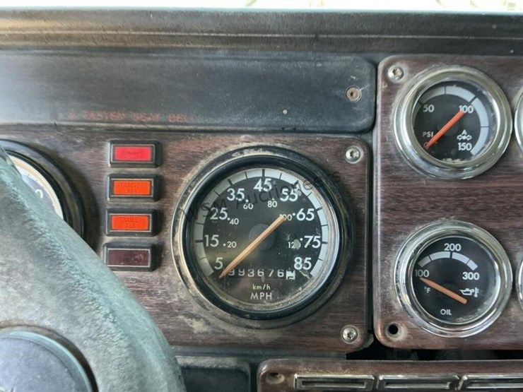 2000-freightliner-fld120-image-20