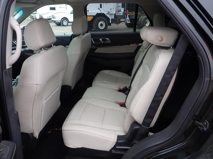 2016-ford-explorer-image-22