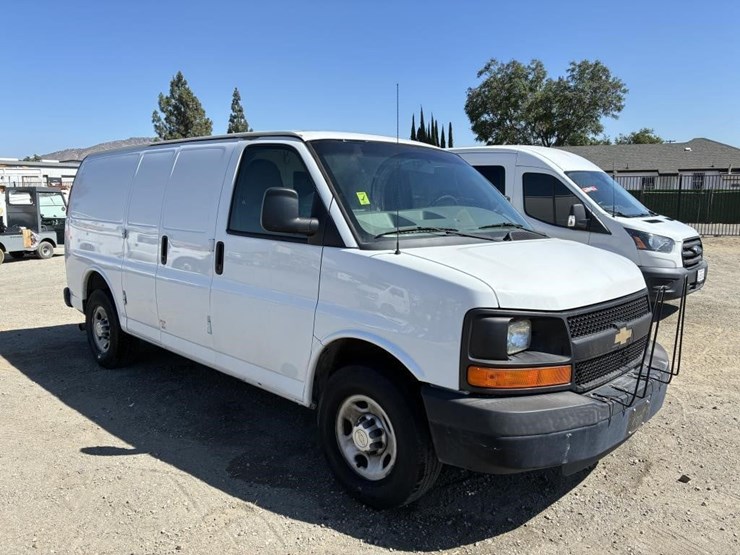 2014-chevrolet-express-3500-image-2