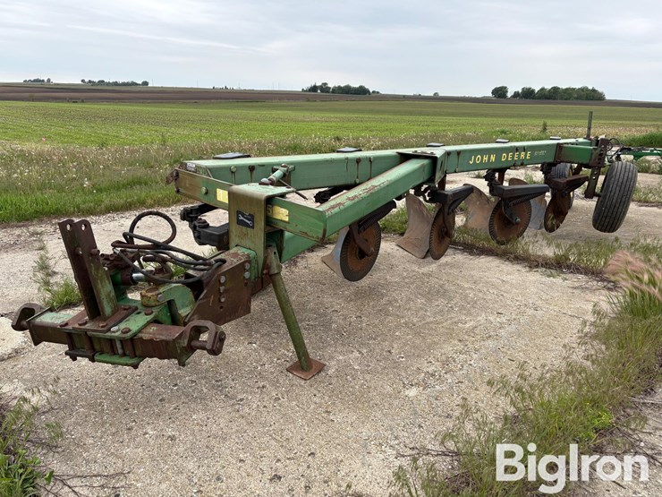 john-deere-2700-image-1
