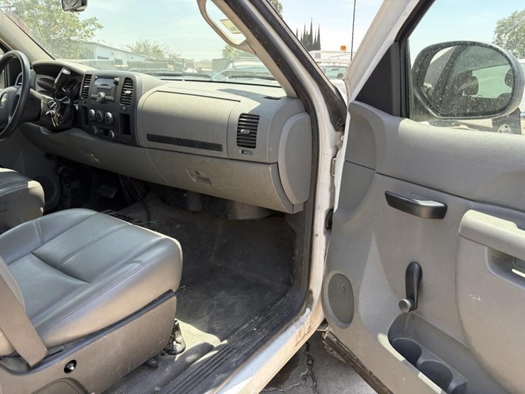 2011-chevrolet-silverado-2500-image-11