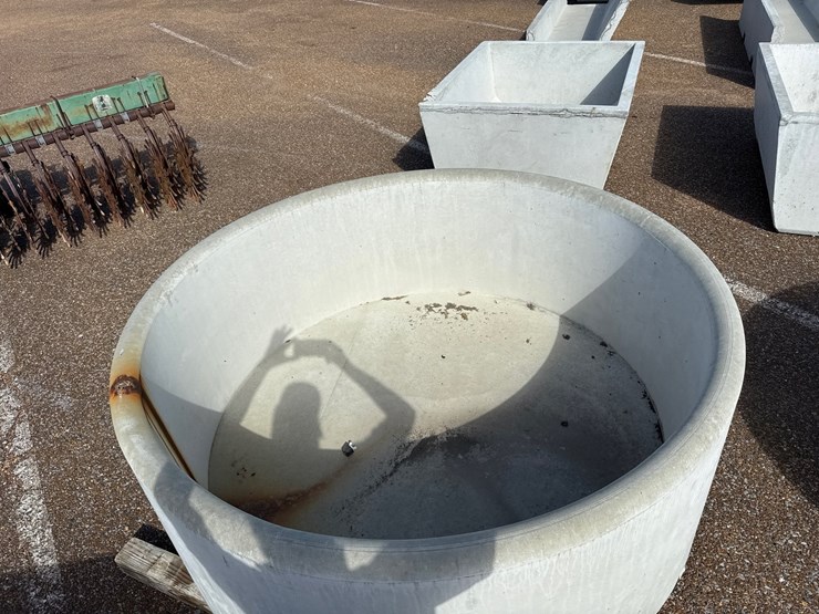 #9471-•-300-gal-round-conrete-water-trough-image-2