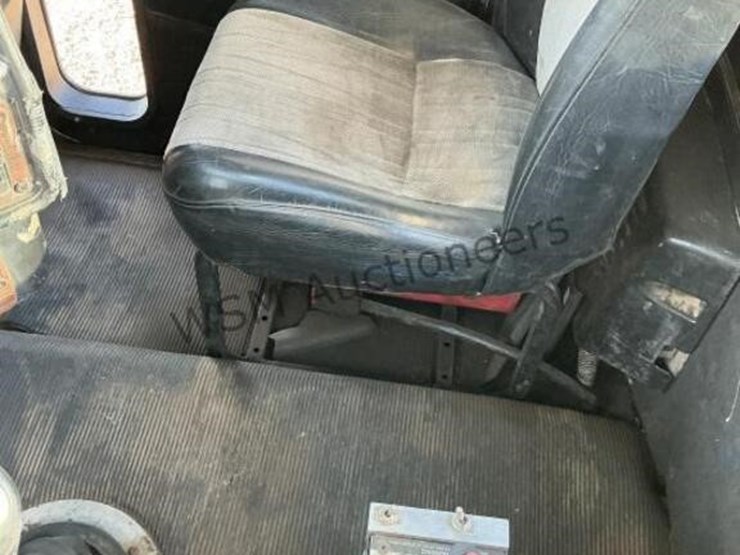 2001-freightliner-fld120-image-22