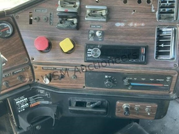 1999-freightliner-fld120-image-24