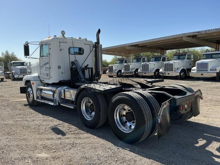 1999-freightliner-fld120-image-6
