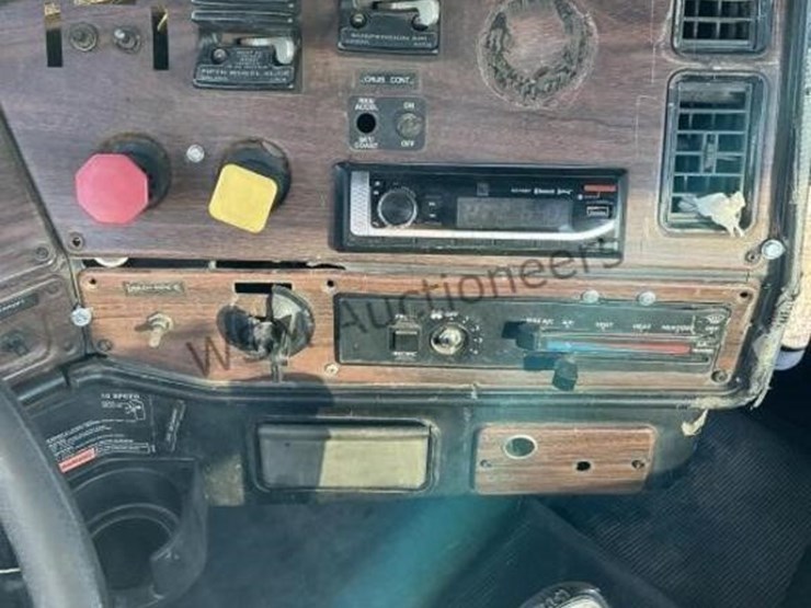 2001-freightliner-fld120-image-20