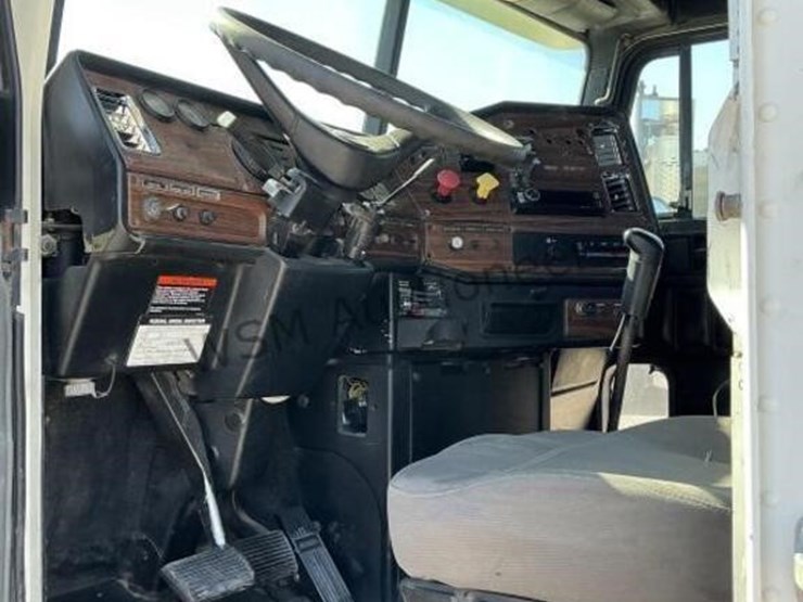 1999-freightliner-fld120-image-26