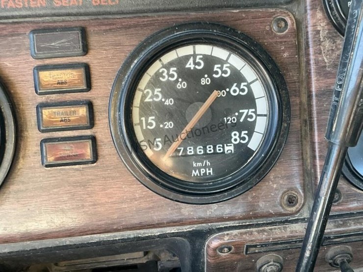 2001-freightliner-fld120-image-18