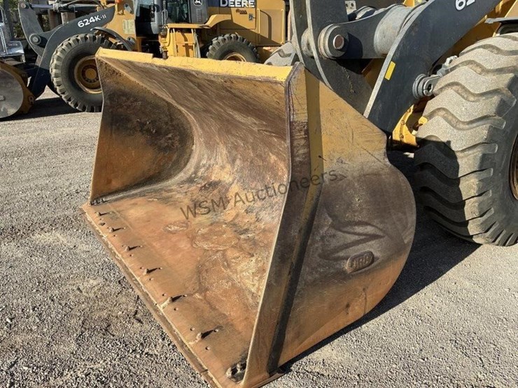 2017-deere-624k-image-10