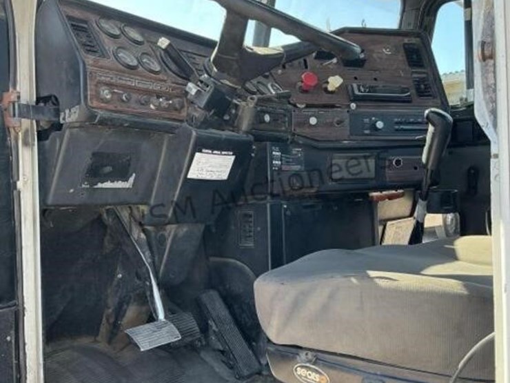 1999-freightliner-fld120-image-26