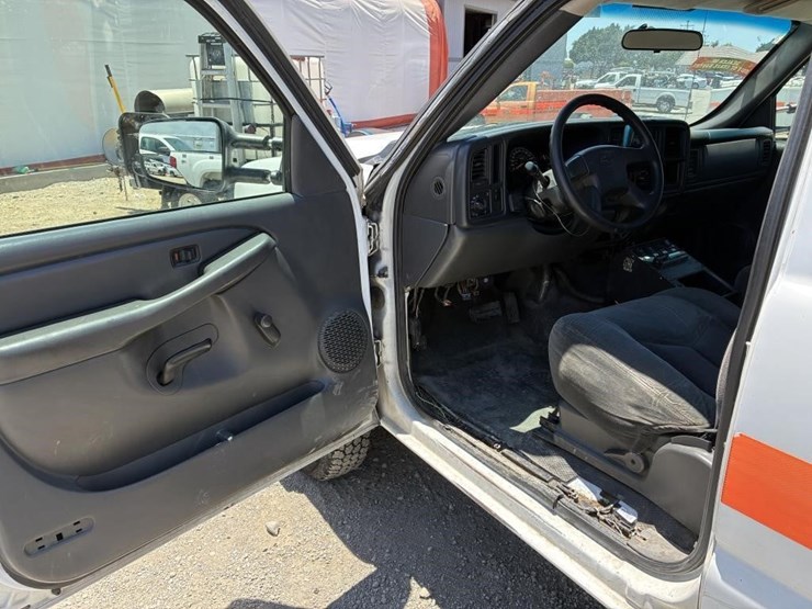 2005-chevrolet-silverado-3500-image-14