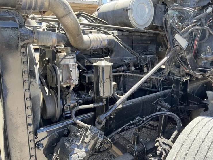 2000-freightliner-fld120-image-15