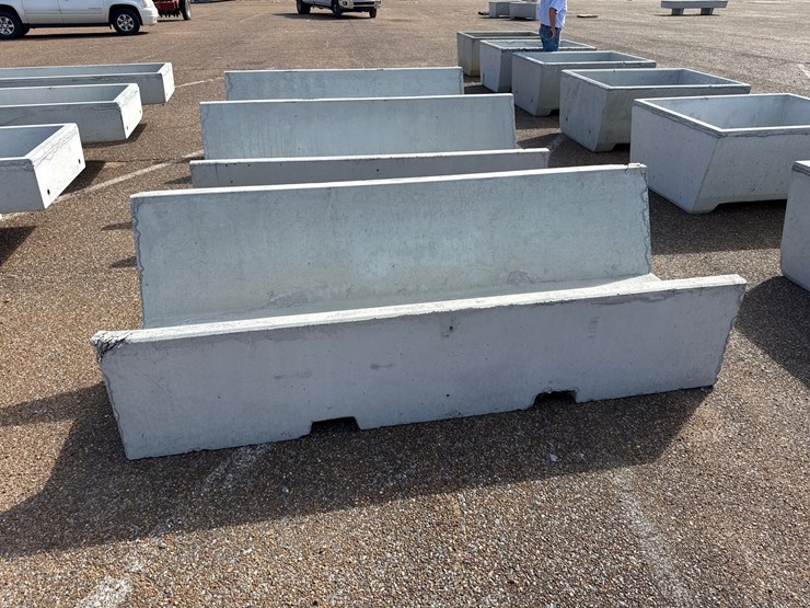 #9479-•-8ft-concrete-"j"-feed-trough-image-3