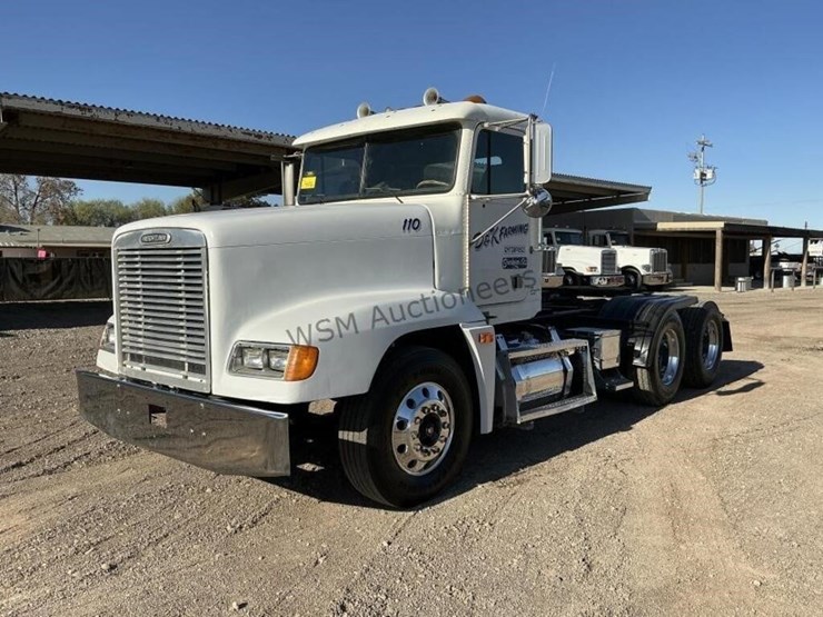 2000-freightliner-fld120-image-1