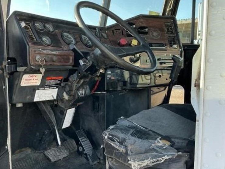 2001-freightliner-fld120-image-23