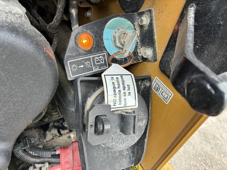 2016-caterpillar-272d2-image-28