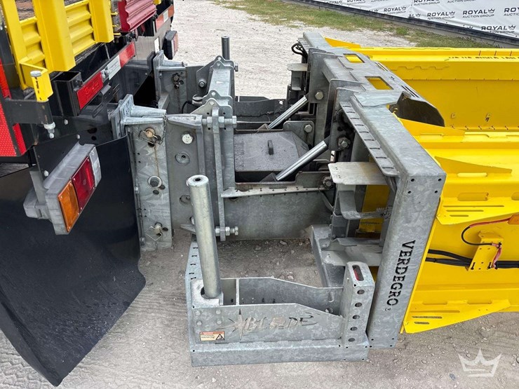 2019-isuzu-ftr-image-12