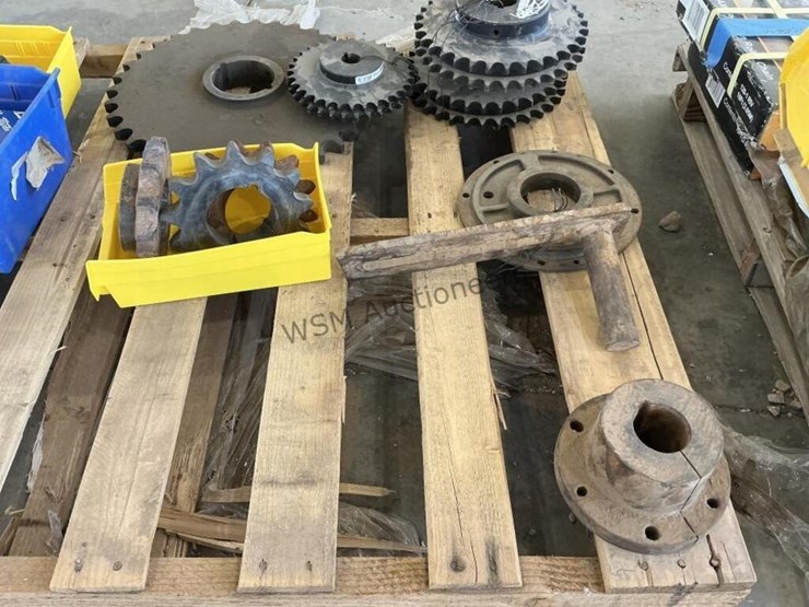 pallet-of-international-spreader-truck-sprockets-image-5