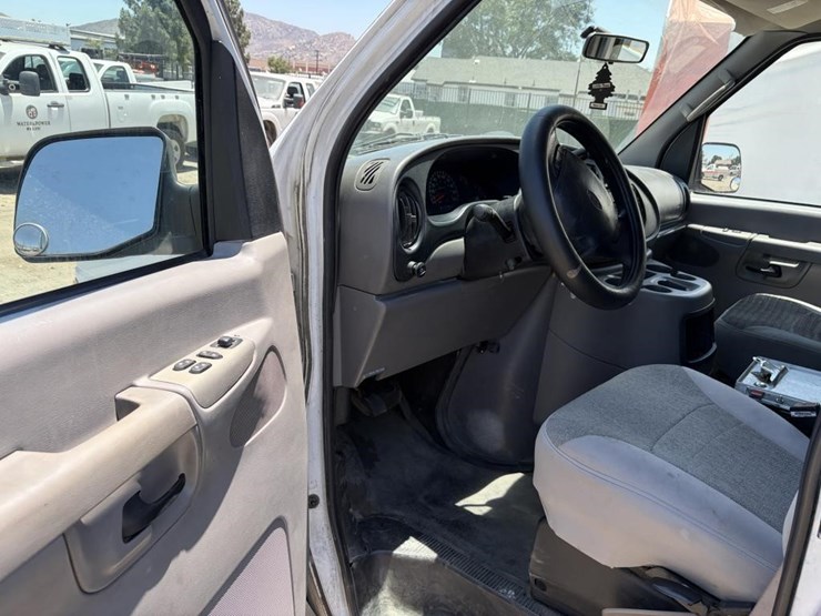 2002-ford-e350-image-15