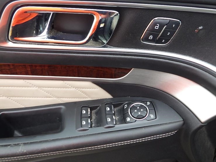 2016-ford-explorer-image-24