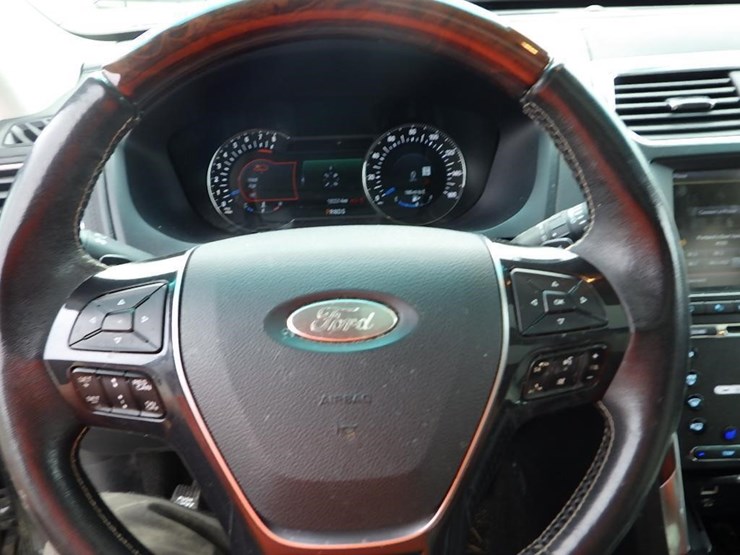 2016-ford-explorer-image-26