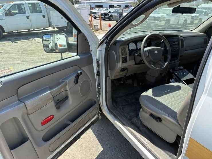 2005-dodge-2500-image-12