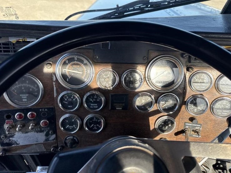 2000-peterbilt-379-image-24