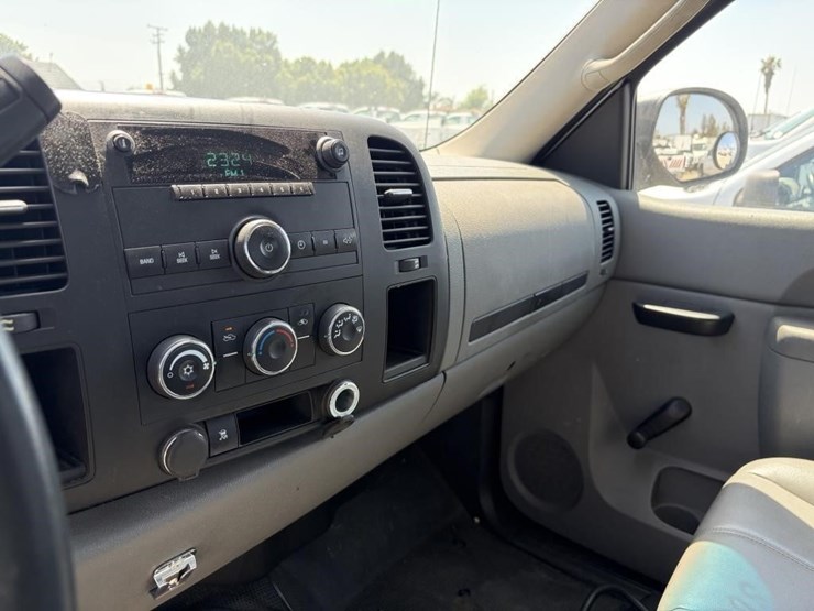 2011-chevrolet-2500hd-image-14