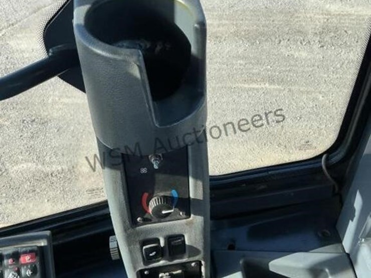 2017-deere-624k-image-26