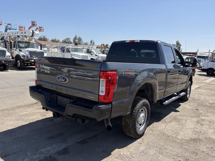 2017-ford-f250-xl-image-3