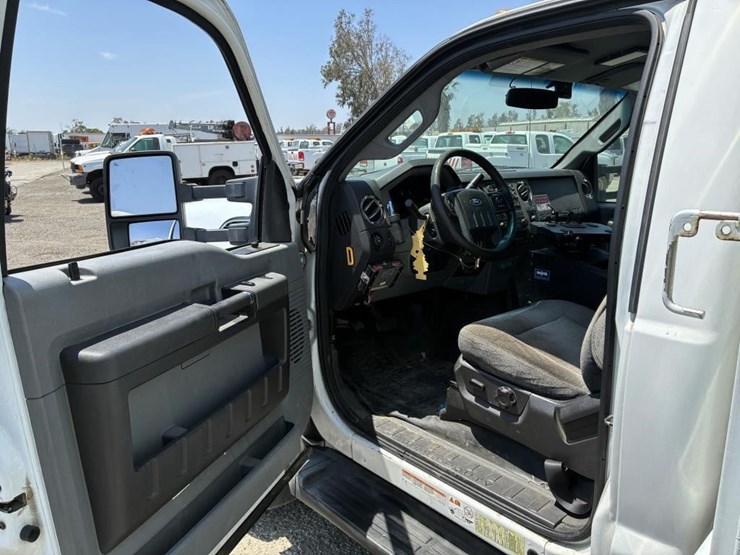 2011-ford-f550-image-19