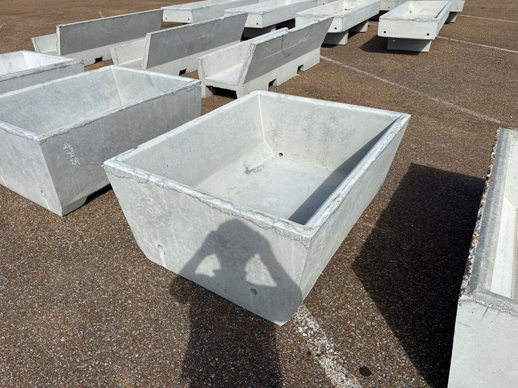 #9476-•-4x5-conrete-feed-trough-image-1