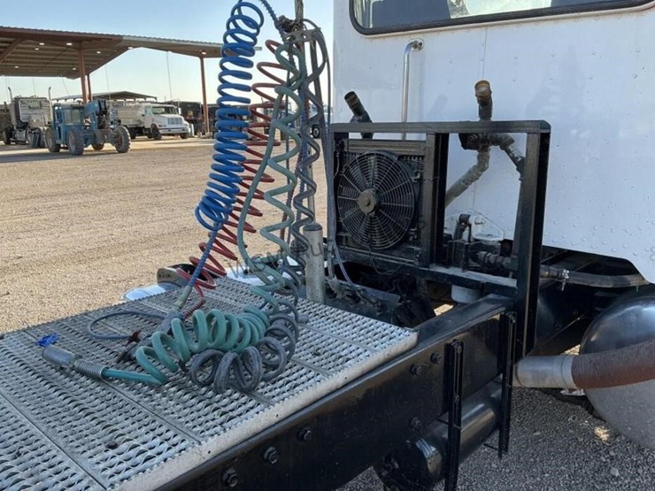 1997-peterbilt-379-image-11
