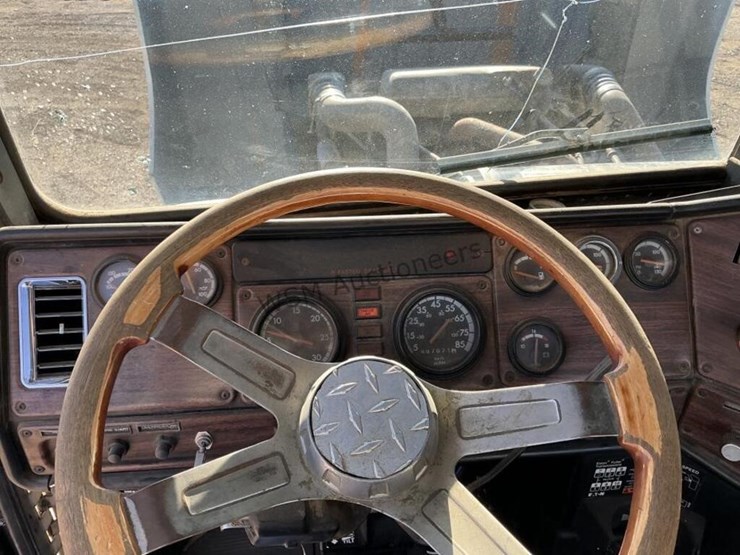 2000-freightliner-fld120-image-17