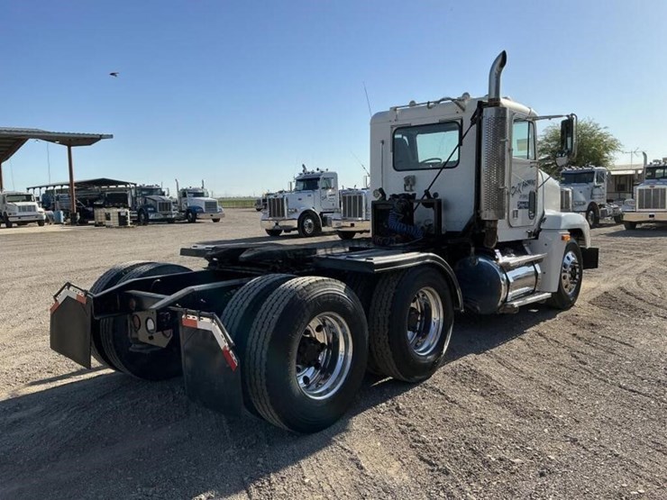 2000-freightliner-fld120-image-4