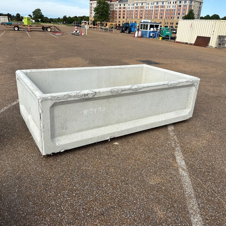 #9490 • 9x5 concrete water trough
