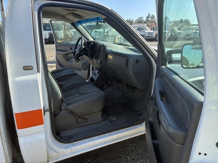 2003-chevrolet-silverado-2500-image-12