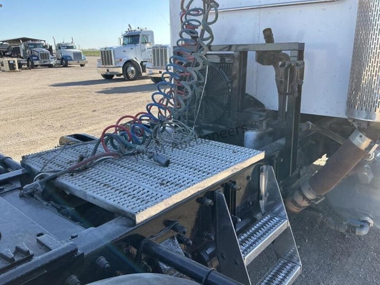 1999-peterbilt-357-image-11