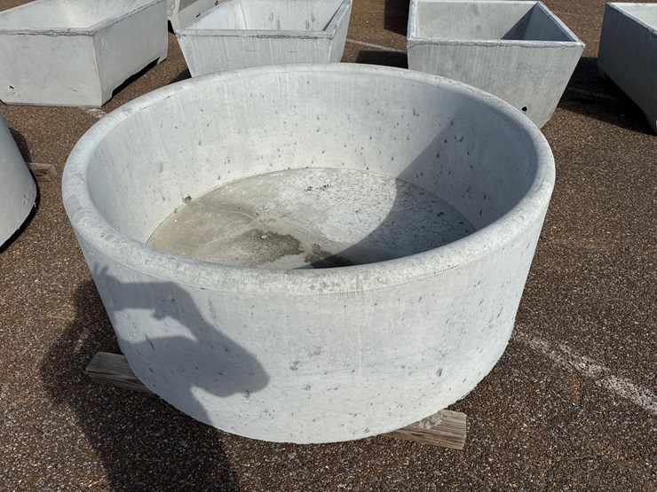 #9472-•-300-gal-round-conrete-water-trough-image-2