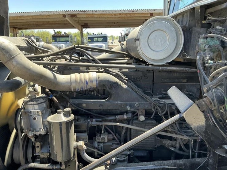 2000-freightliner-fld120-image-16