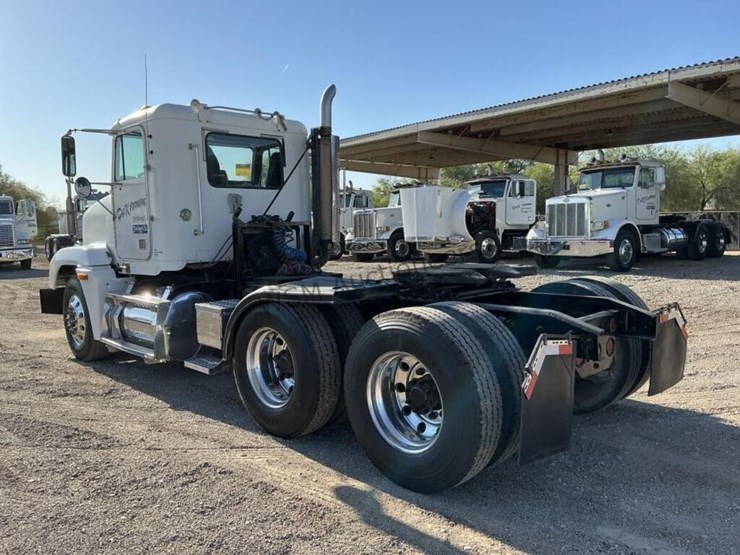 2000-freightliner-fld120-image-6