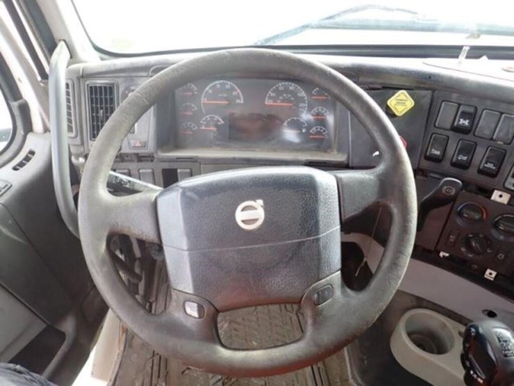 2005-volvo-vn-image-14