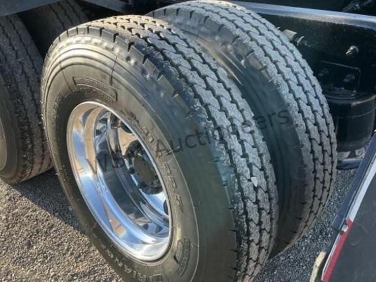 2001-freightliner-fld120-image-7