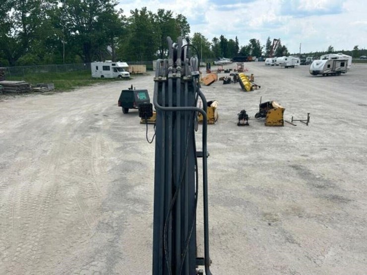 2014-deere-85g-image-43