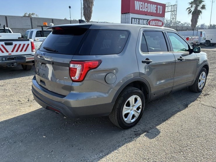 2016-ford-explorer-image-3